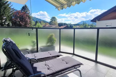 30_lans-tourismus_haus-olympia_sonnenliegen-terrasse