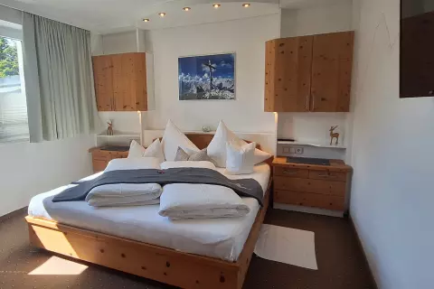 23a_lans-tourismus_haus-olympia_bett